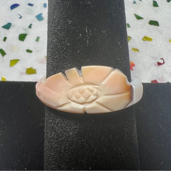 Vintage Natural Shell Ring - Picture 2 of 5